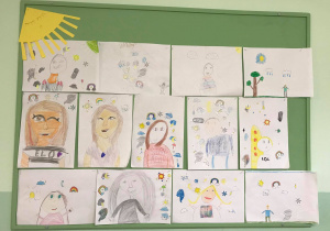 Wystawa prac uczniów z klasy 1a przedstawiająca ich portrety, a dookoła różne zjawiska atmosferyczne, o których rozmawialiśmy podczas tematu „Marcowa pogoda”.